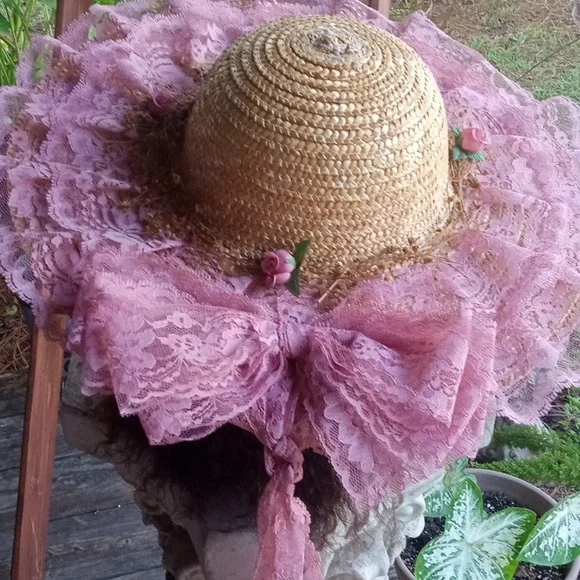Vintage straw hat with mauve lace and floral trim - Picture 6 of 12